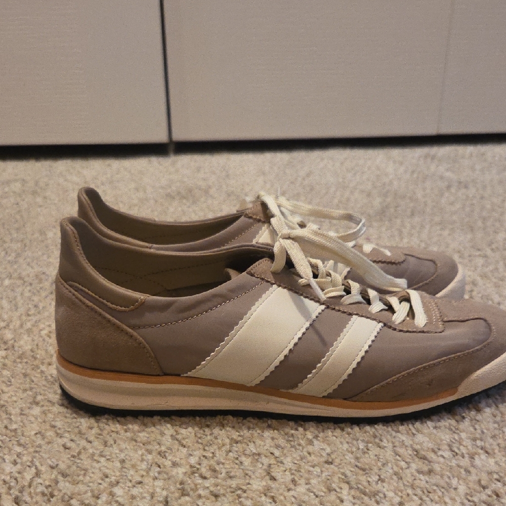 Madden Girl Womens Size 7.5 Casual Lace-Up Sneakers in Taupe and White